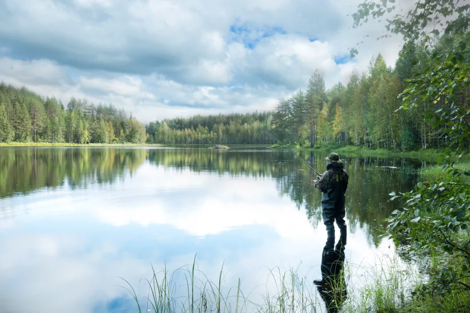 pescador de pie en un lago